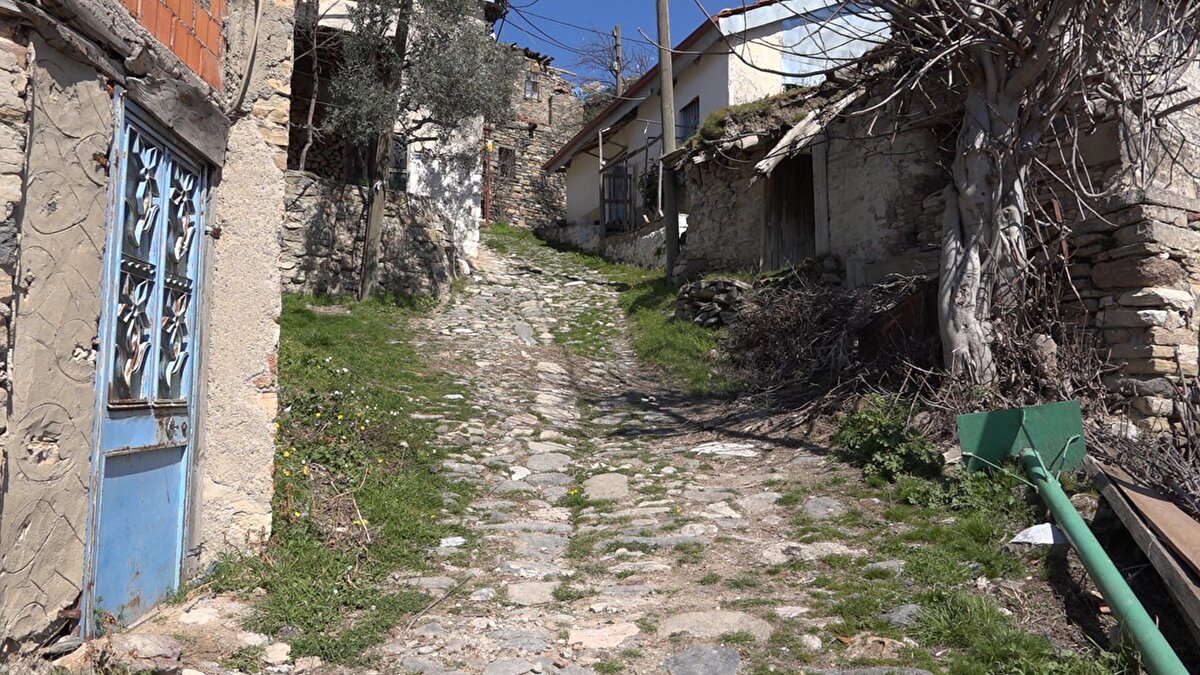 Tarihi sokaklarda yürüyen ziyaretçiler, Osmanlı döneminden kalma evlerin yoğunlukta olduğu mahallede tarihi ve kültürel atmosferin keyfini sürüyor. Daha önce gün yüzüne çıkan buluntular ise mahalle camisinin avlusunda sergileniyor.