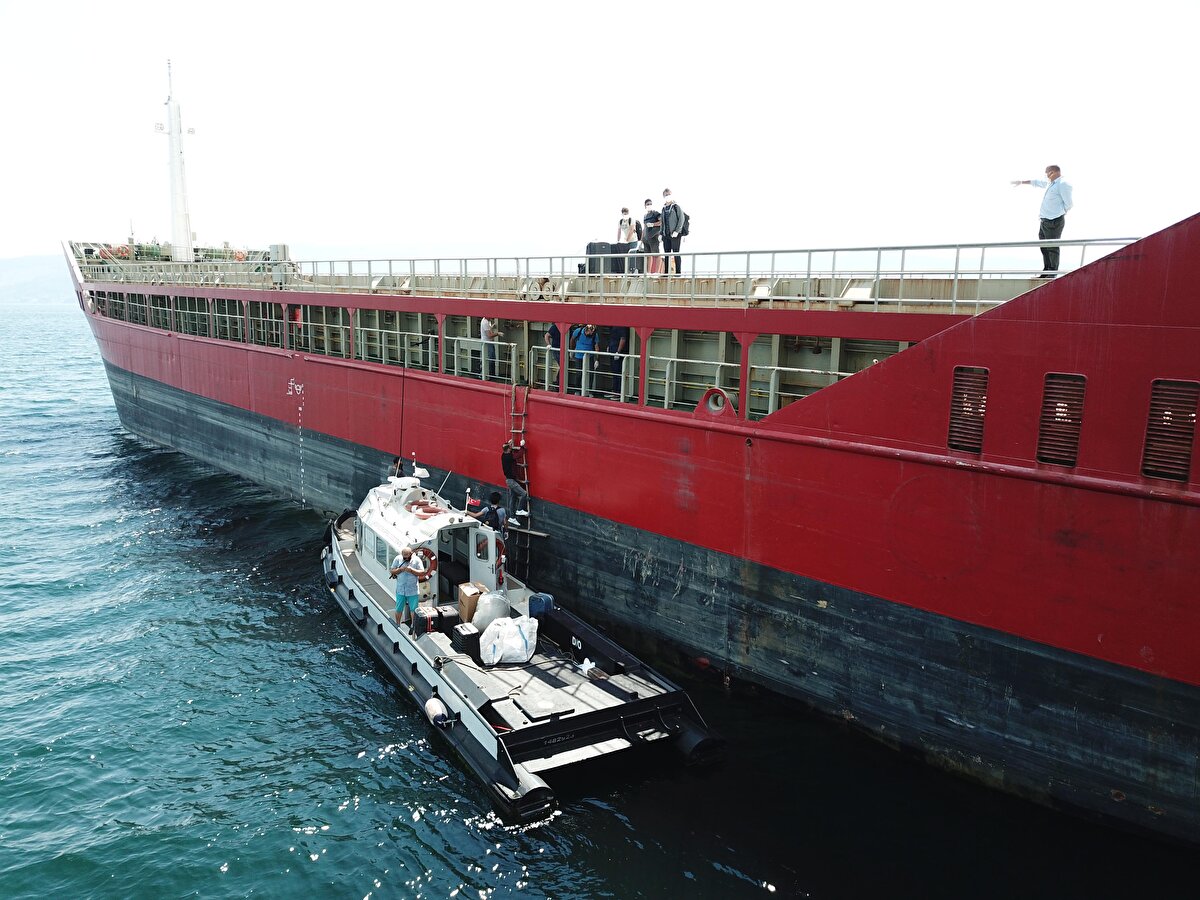 Koronavirüs testi pozitif çıkan 4 kişi ambulansla hastaneye sevk edilirken, 8 temaslı mürettebat evlerine gönderildi. 