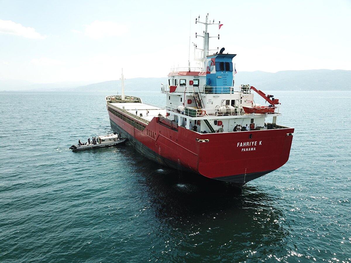 Kocaeli'nin Körfez ilçesi Hereke Sahili açıklarında demirli Panama bandıralı, Fahriye K. isimli kargo gemisindeki 12 kişilik mürettebatın 4'ünde koronavirüs tespit edildi. 