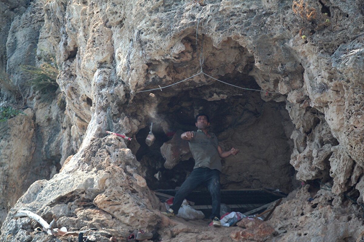 İhbarla harekete geçen polis, bölgede yaşayan Kubilay A.’ya güçlükle ulaşabildi. Şahıs, ekiplerin yardımını kabul etmemesi üzerine polis bölgeden ayrıldı.