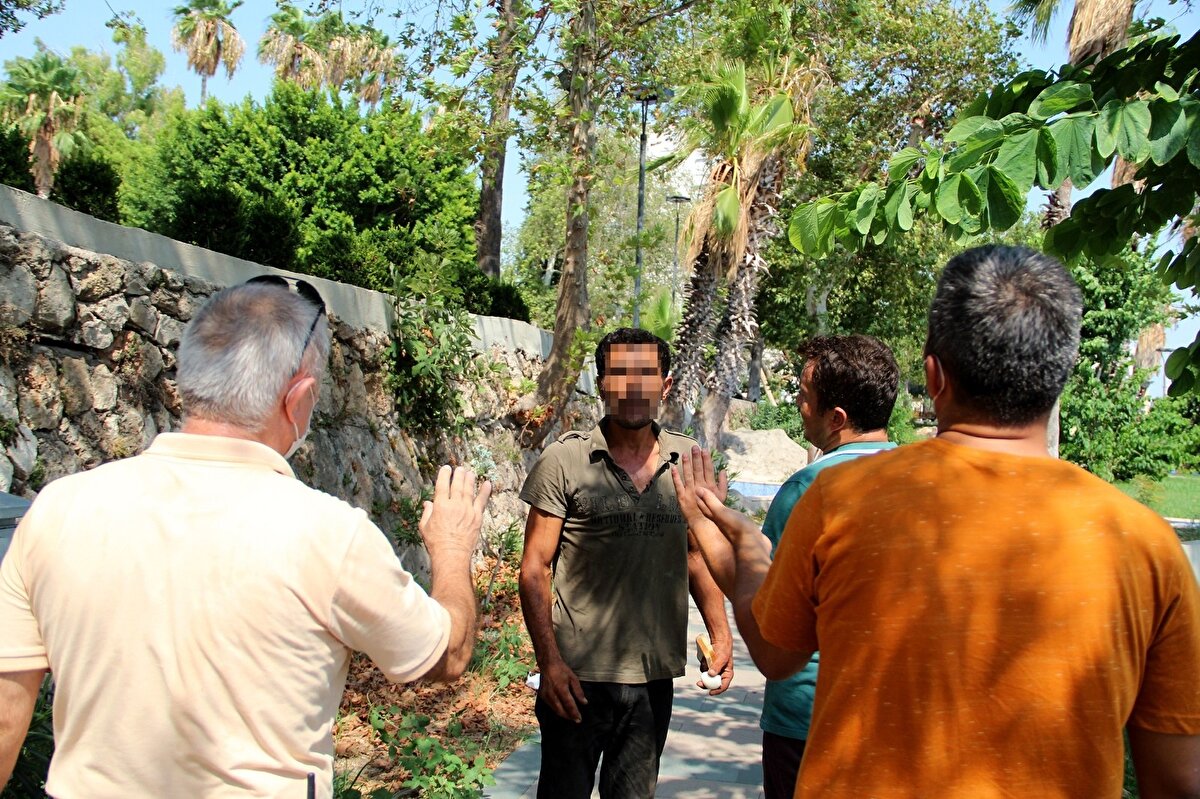 Uyuduğu gözlemlenen Kubilay A, bir süre sonra seslere uyandı. Mağaranın uç noktasına gelen şahıs, zabıtanın yardım taleplerine küfürlerle karşılık verdi.