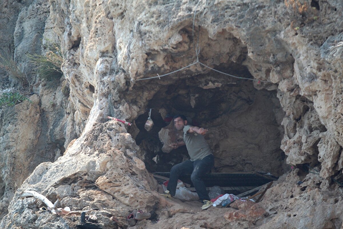 Muratpaşa ilçesi Yavuz Özcan Parkı’nda, yaklaşık 30 metre yüksekliğindeki falezlerin bir bölümündeki mağarada yaşayan şüpheli şahsı, vatandaşlar polis ve zabıta ekiplerine bildirdi.
