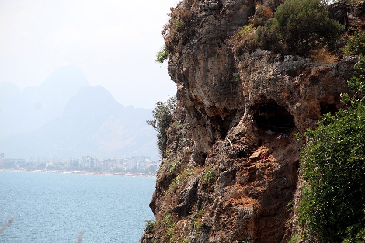 Polis görsel olarak kötü bir manzara oluşturması ve şahsın can güvenliğinin olmaması nedeniyle durumu Büyükşehir Belediyesi Zabıta ekiplerine aktardı.