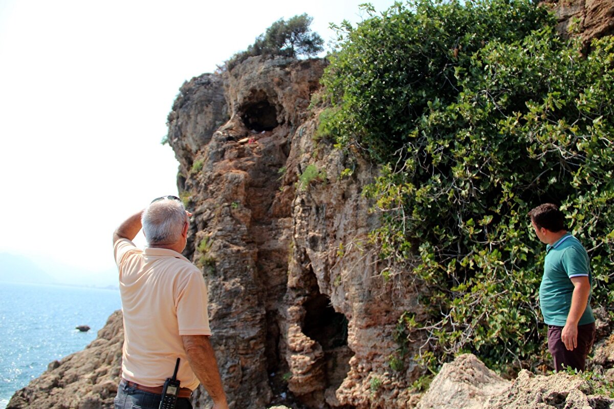 Yine ekiplere küfür etmeye devam eden ve elinde ekmek ile haşlanmış yumurta bulunan Kubilay A., yardım tekliflerini kabul etmedi.