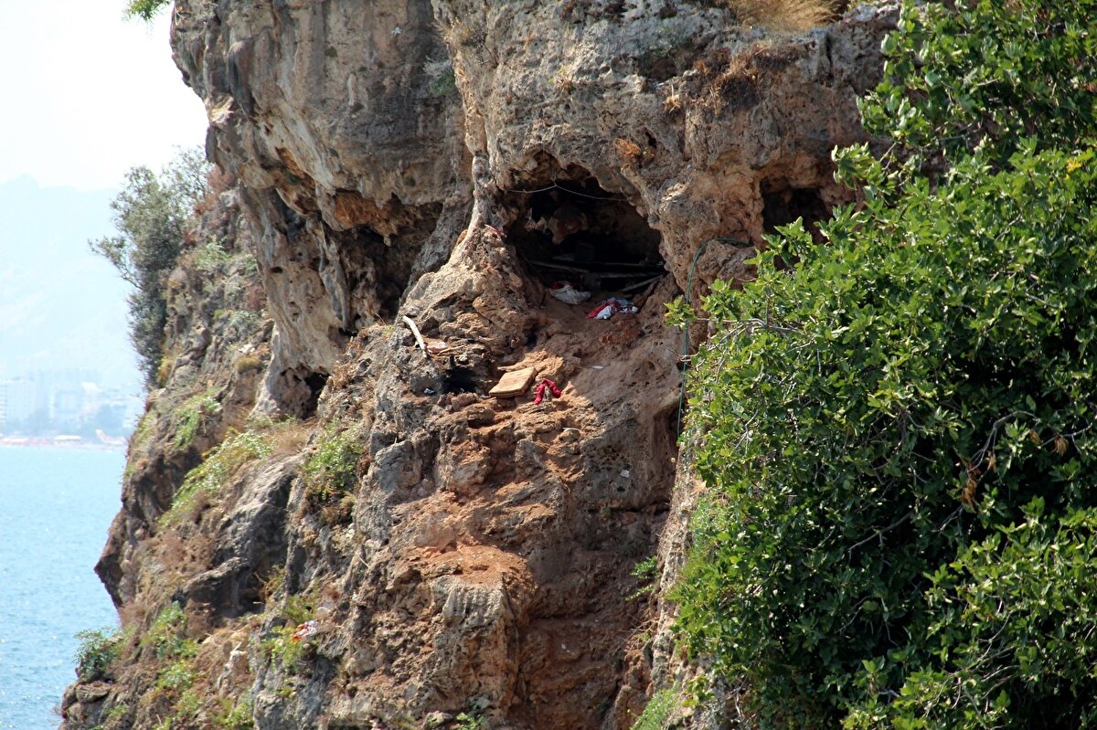 Falezlere gelen sivil zabıta ekipleri ilk olarak şahsın mağarada yaşadığı yeri belirledi. Mağarada yaşayanın olup olmadığını belirlemek için ekipler mağaraya girmeye çalışsa da tehlikeli olduğu için başaramadı.