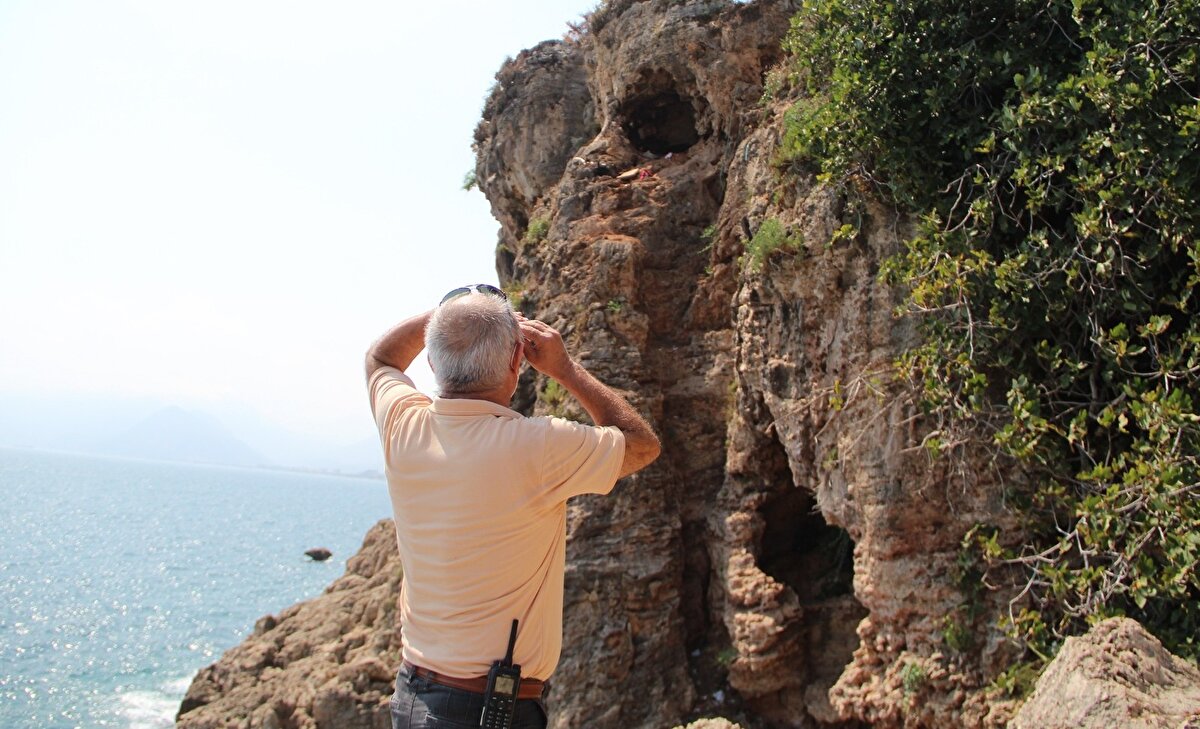Zabıtanın gitmemesine sinirlenen şahıs, ekiplerin üzerine taş attı. Kubilay A, daha sonra mağaradan inerek ekiplerin yanına geldi.