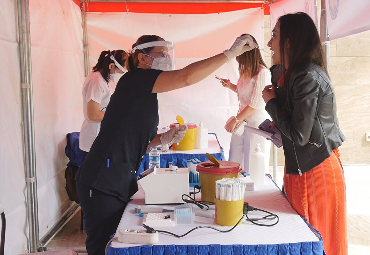 Türkiye'de ilk Covid-19 vakasının görülmesiyle beraber çalışmalarına başlanan yeni nanoteknoloji tabanlı test kiti Diagnovir, 8 aylık bir emeğin ürünü yerli bir marka olarak dünya tıbbi cihaz sektörüne kazandırıldı.
