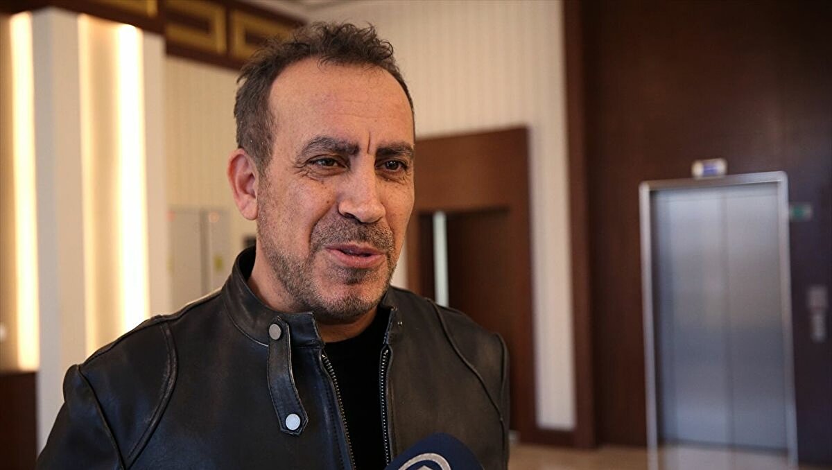 "Dün yaptırdığım PCR testim poztif çıktı. İnanamıyorum, şaşkınlık içindeyim çünkü hiçbir belirti yoktu. Kovid olmadığıma yemin edebilirim ama ispat edemem. Bu nedenle birkaç gün dinlenmem gerekecek. Doktor, iki doz aşı olduğum için hafif atlattığımı söylüyor." 

