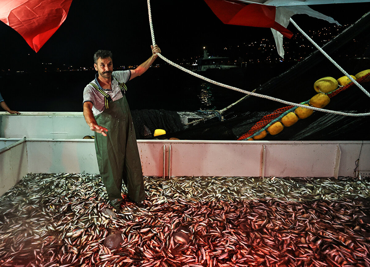 4.5 aydır balık avlayamayan balıkçılar hazırlıklarını tamamladıktan sonra yasağın kalkmasıyla denizle buluştu.
