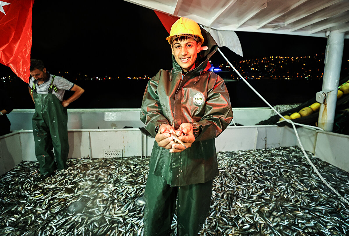 Aileleri tarafından denize uğurlanan balıkçılar, halatları çözerek teknelerinin motorunu çalıştırdı.

