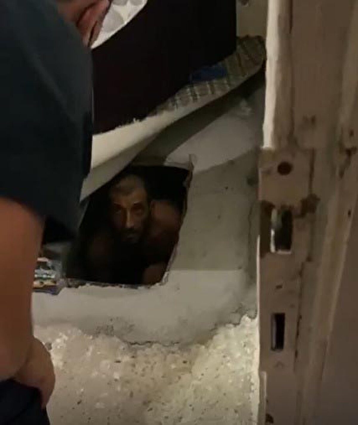 Yapılan çalışma sonrası birçok suçtan hakkında arama kararı olan G.K.'nın, bugün Dilek Mahallesi'ndeki evine geldiği tespit edildi. Savcılığın talimatının ardından eve operasyon düzenleyen jandarma ekipleri, şüpheliyi evde bulamadı.