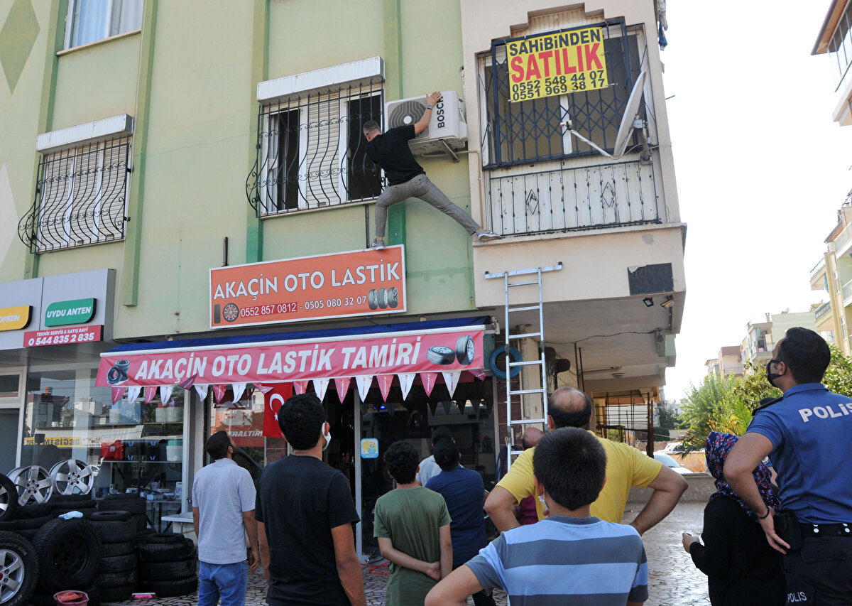 Olay saat 16.00 sıralarında, Kepez ilçesi Gündoğdu Mahallesi Yeşilırmak Caddesi üzerindeki apartmanın birinci katında meydana geldi. Apartman altındaki oto lastikçi esnafı, üst katın duvarından iş yerinin önüne sarı sıvı aktığını görünce, apartmanda oturanlara sordu.