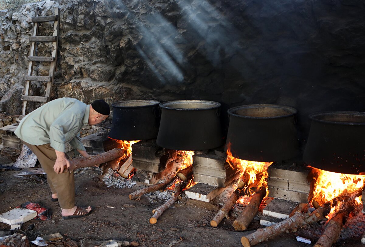 Her yıl üç ay süren mesailerinden büyük mutluluk duyduğunu ifade eden Arefe, ancak kentleşme nedeniyle El-Halil'deki üzüm bağlarından geriye 1980'li yıllara göre yüzde üçünün kaldığını dile getirdi. Arefe, çevrede yapılan büyük binalar ve iş yerlerine rağmen bahçeli, küçük mütevazı evini muhafaza ediyor. 