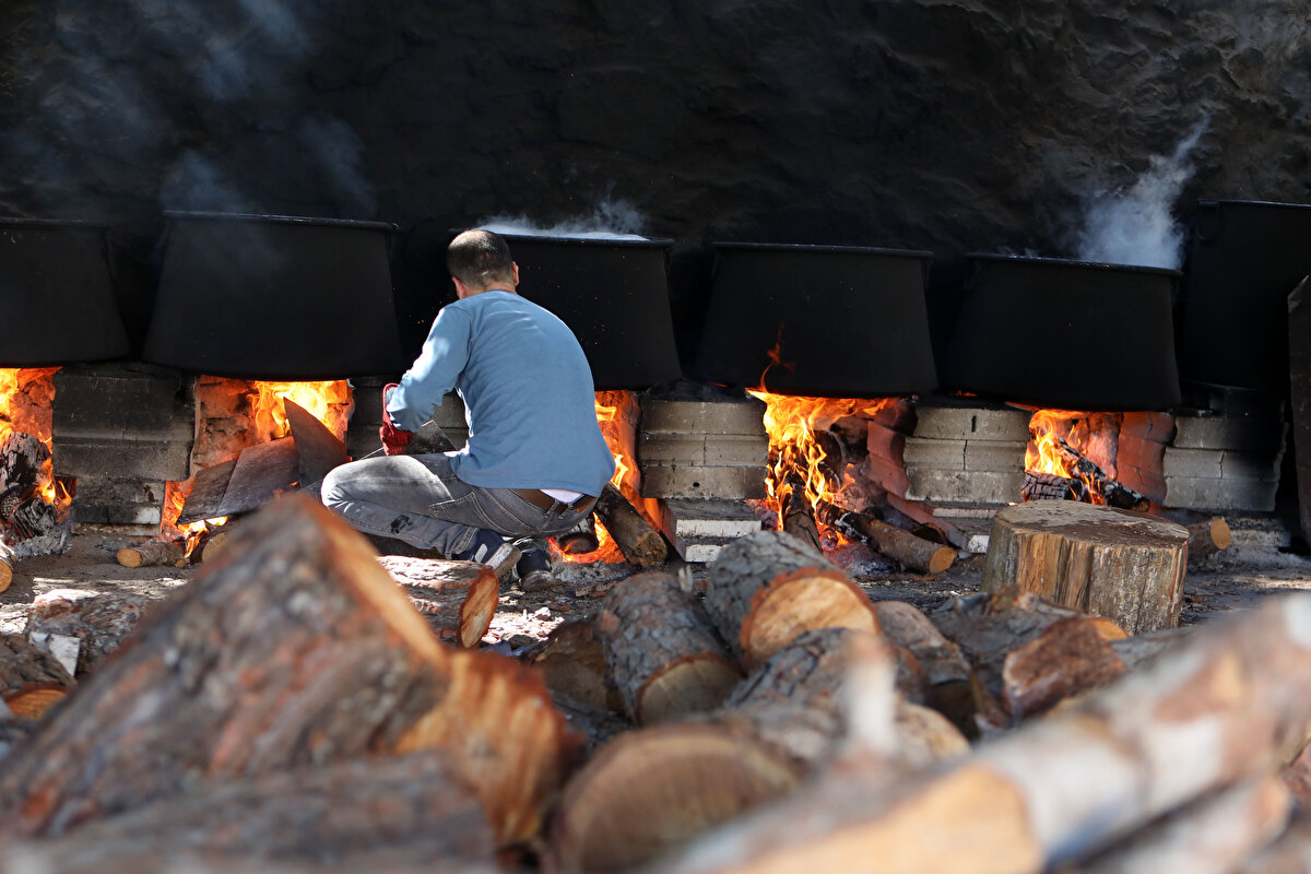  Pekmez için en uygun kabın bakır olduğunu belirten Arefe, Odun ateşi de önemli. Çünkü duman tada giriyor ve lezzet veriyor. Ancak tüm odunlar da bu işlem için uygun değil, sadece servi ağacı uygundur. dedi.