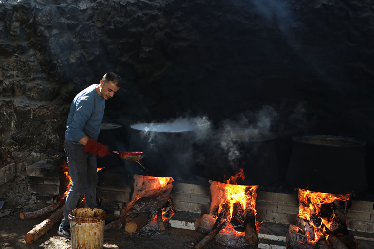 Saf suyunu alıp belli bir süre ateşte pişirdiklerini, sonra yüksek kenarlı kaplara koyup 7 ila 10 gün suyunu çekinceye kadar güneşte bıraktıklarını anlatan Sultan, bu sürenin sonunda pekmezin bala benzer bir kıvama geldiğini söyledi.  