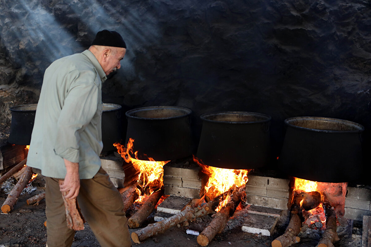 Odun ateşinde kaynayan kazanı, duman kokusunu, kaynarken pekmezin tadını ve etrafımda toplanan ailemi, işte bu atmosferi çok seviyorum. diyen Arefe, geleneksel yöntemlerle üzümü ezme ve kazanda elle karıştırma yerine bu işleri yapan özel mekanizmalar tasarladıklarını anlattı.