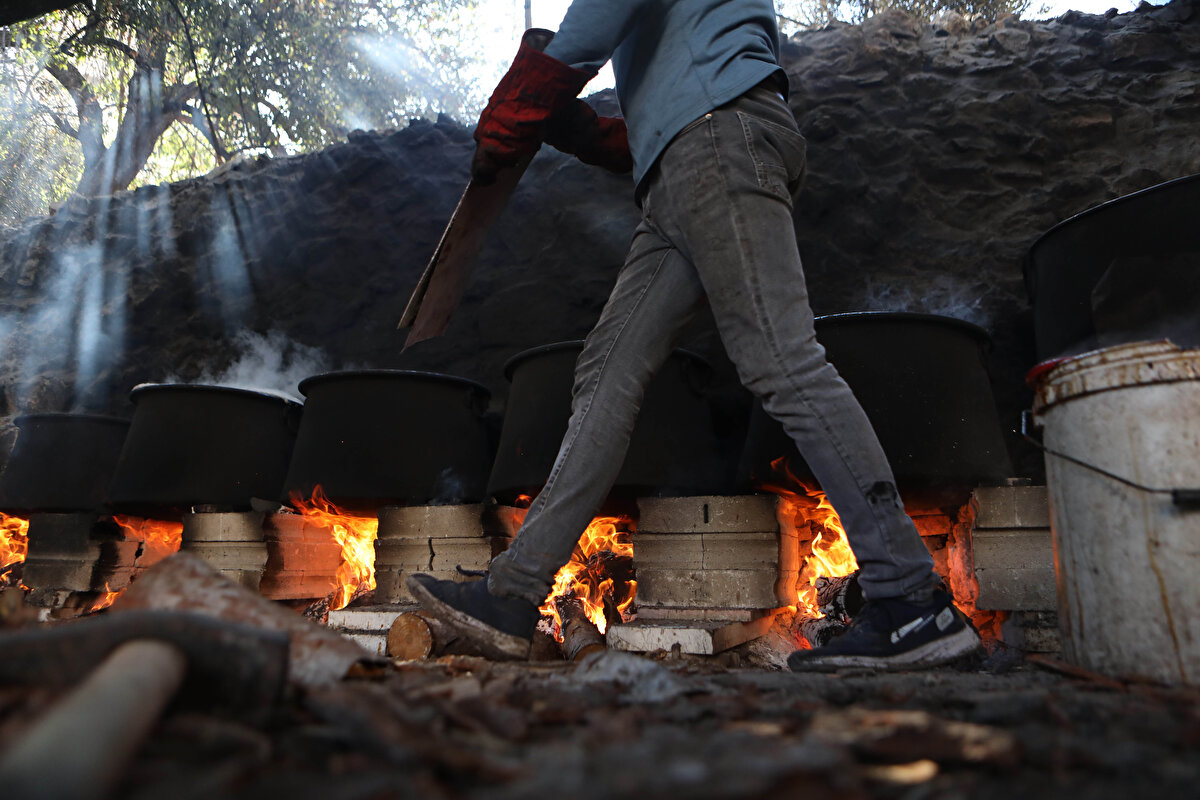 Güneşte bekleterek pekmez yapmanın ustalık, dikkat ve özen gerektirdiğini belirten Sultan, Güneş battıktan sonra da üzerinin bir bezle örtülmesi gerekiyor. dedi. Sultan bu yolla yapılan pekmezden diğerlerine göre daha az çıktığını ve fiyatının da pahalı olduğunu dile getirdi.  