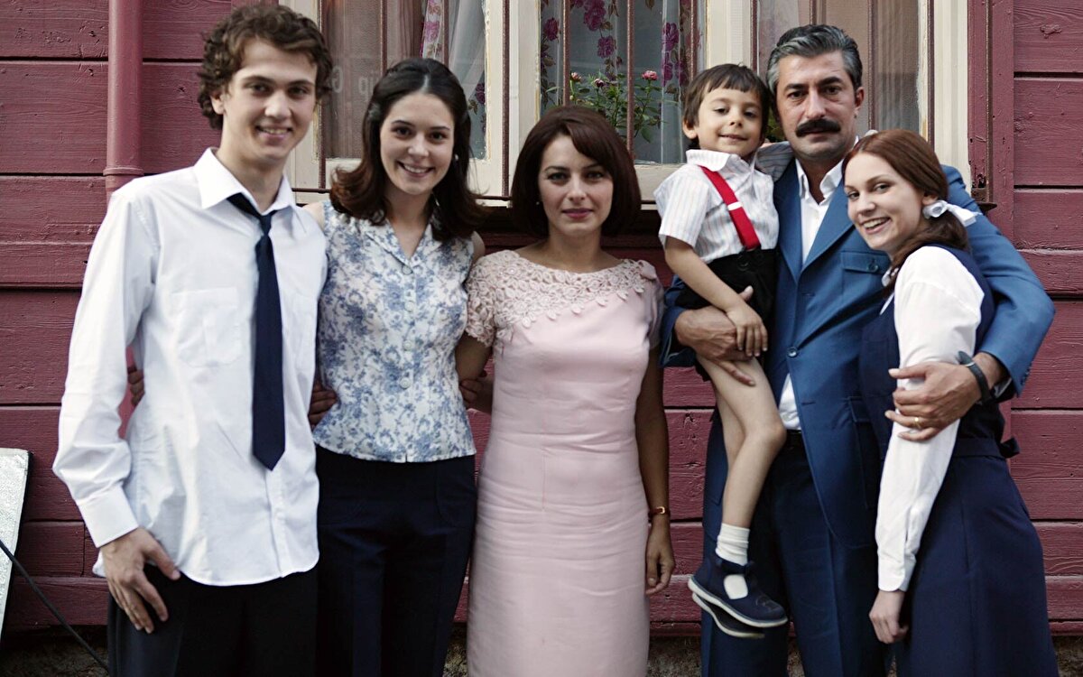 Fenomen dizi sonrası birçok yapımda ve reklam çekimlerinde rol alan Emir Berke Zincidi sosyal medyada oldukça aktif.