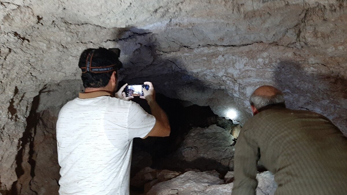 Adıyaman Müze Müdürü Mehmet Alkan ve beraberindeki görevliler, ihbar üzerine belirtilen yere geldi. Belirtilen tünele girmek için Müze Müdürü Mehmet Alkan ve görevlileri, bir insanın girebileceği kadar açılan delikten iple sarkarak aşağı inildi.
