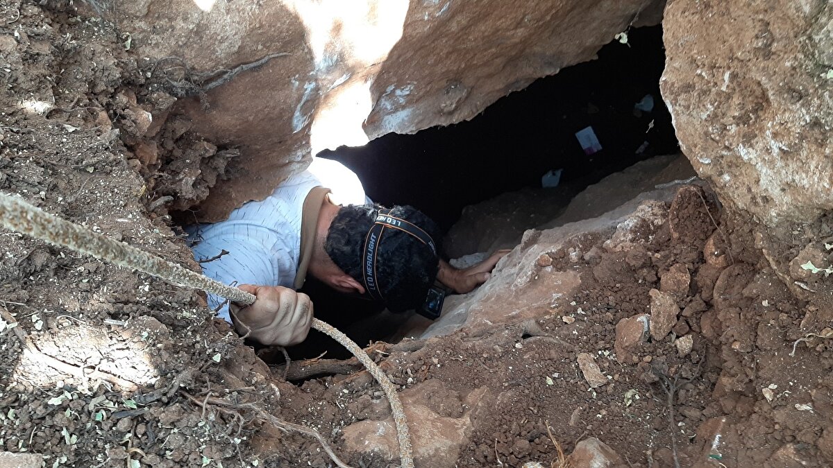 Tünele girildiğinde yer yer çökmelerin olduğu fark edildi. Bu çökmelerin bölgede daha önce yapılan su sondajı nedeniyle meydana gelmiş olabileceği tahmin ediliyor. Tünel içerisinde incelemede bulunan Alkan ve görevliler, tünelin yaklaşık 80 metre uzunluğunda olduğu, 3 kola ayrıldığını tespit etti. Genişliği 5 metreden fazla olan tünelin askeri amaçla kullanılmış olabileceği ifade ediliyor.
