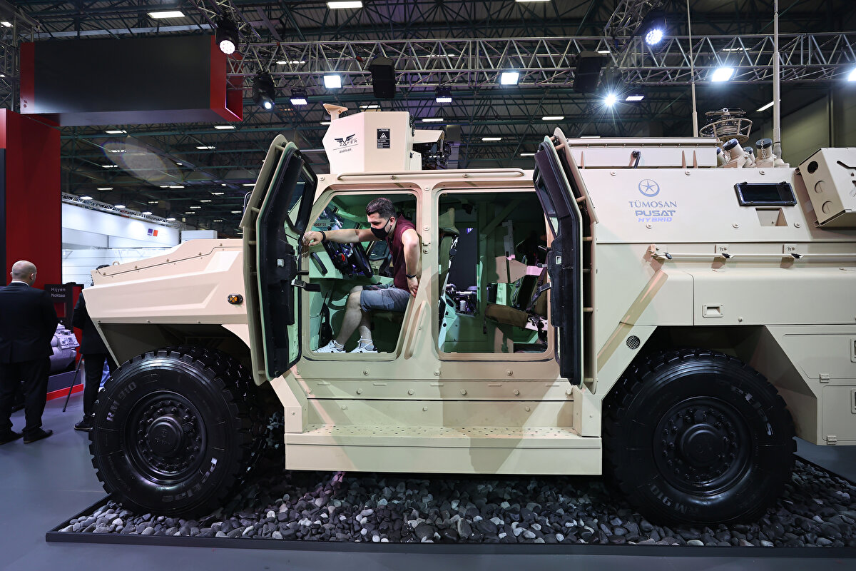 "Bu ölçüler hem isterlerde hem de test prosedürlerimizde yer alan motor ömrünü ve araç dayanıklılığını test eden süreçlerdir. 5 bin kilometreyle aracın yapısal olarak ve motor bazında dayanımını test ettik. 20 bin kilometrede ise biraz daha arazi testlerini zorlaştırarak yapmayı hedeflemekteyiz.
Araçlarımızda kendi özgün mühendisliğimizle geliştirdiğimiz TÜMOSAN Xena motorlarımız bulunmaktadır. Bunlar 310 beygir, 5,2 litre ve 4 silindir motorlar. Aynı zamanda aracımızı 2 ayrı altyapı sistemiyle konfigüre ettik. Konvansiyonel metotta içten yanmalı motor, TÜMOSAN'ın kendi geliştirdiği transmisyon, transfer kutusu ve aktarma organları kullanılıyor. Hibrit aracımızda ise aynı şekilde içten yanmalı motorumuz, batarya ve elektrik motorlarımızla tahrik gerçekleştirilmekte."