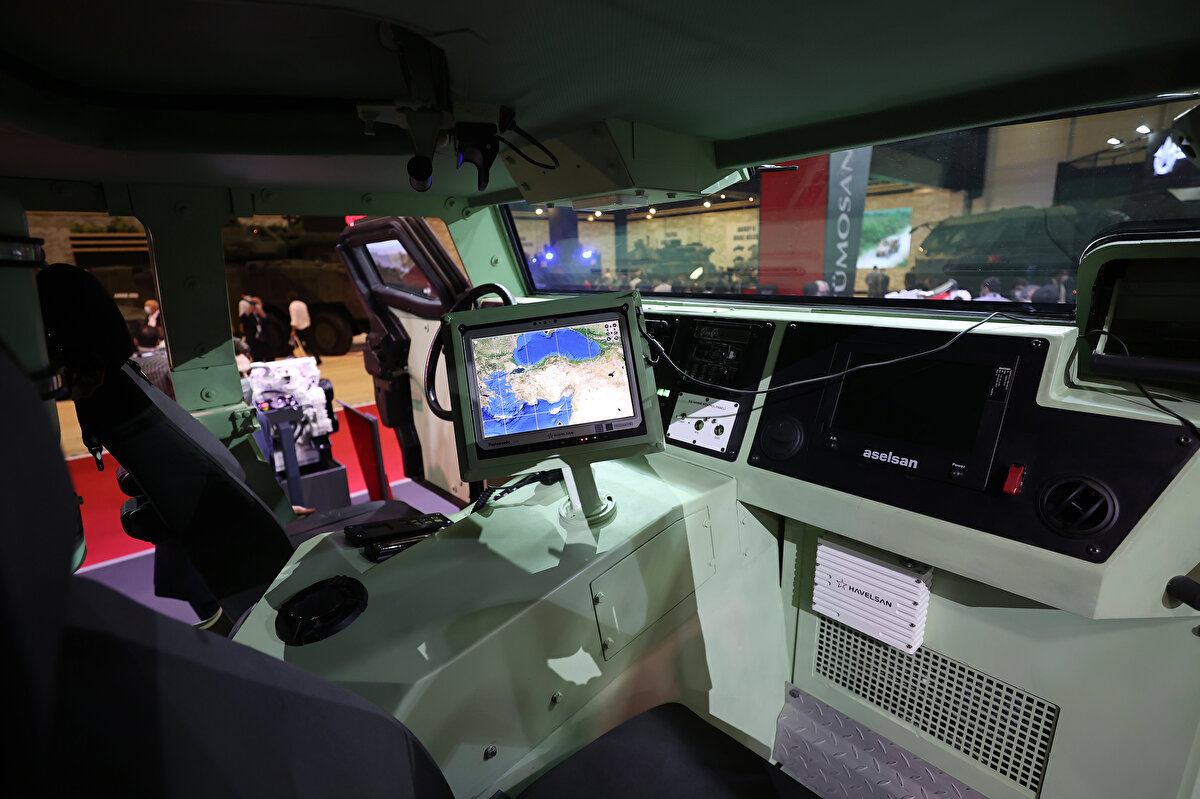 Savaş ve operasyon modlarında alanı hızlı terk etmek gerektiğinde hem batarya hem dizel motordan alınan enerjiyle ivmelenmeyi artırıp bu süreyi kısaltmayı amaçladıklarını ifade eden Ergün, "Asıl yapmak istediğimiz ise aracı sadece elektrik motoruyla çalıştırıp yaklaşık 30 kilometre menzilde sessiz operasyonlar yapmak" diye konuştu.
Ergün, ekonomik modda normal seyir halindeyken dizel motor ve bataryanın verimli kullanılmasını, arazi modunda ise arazi koşullarına uygun daha yüksek torkta daha yüksek verimliliği hedeflediklerini kaydetti.