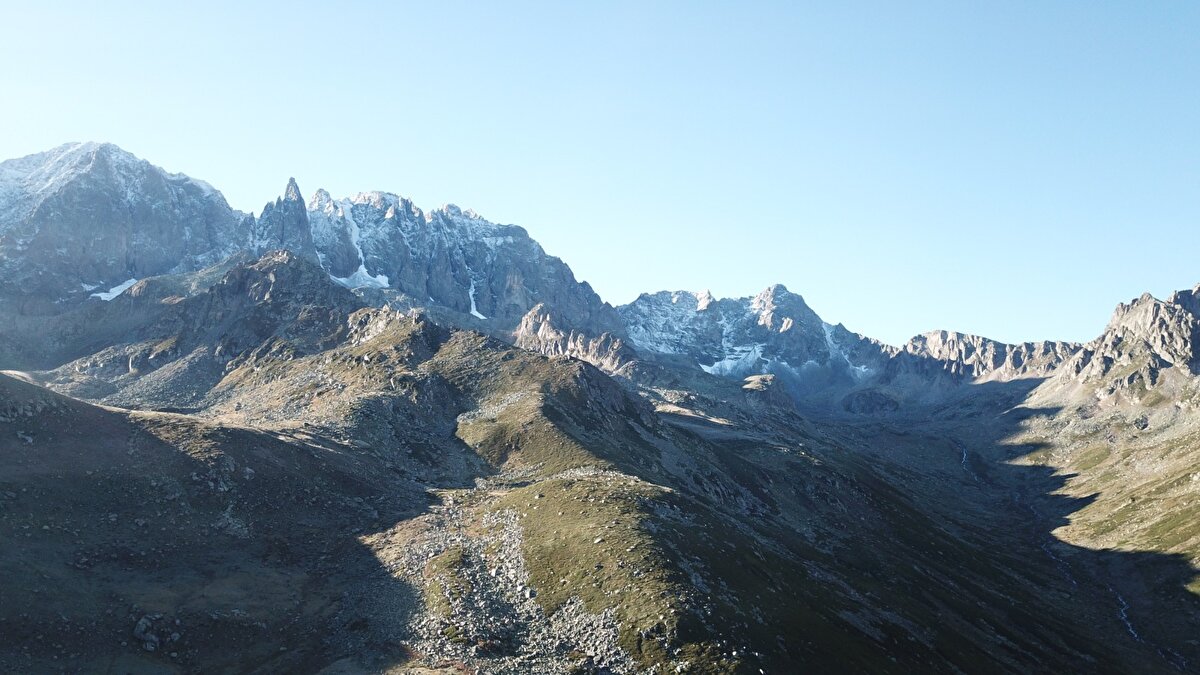 Kar kalınlığı, yer yer 3 santimetreyi aşarken, yaylacılar da köye dönüş için hazırlıklarını hızlandırdı.