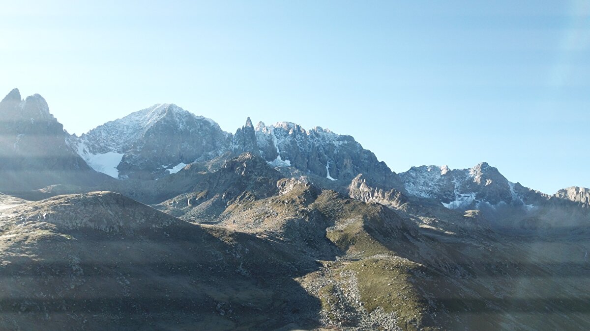 Yer yer beyaz örtüye bürünen yayla, vatandaşların cep telefonu kamerasına da yansıdı.