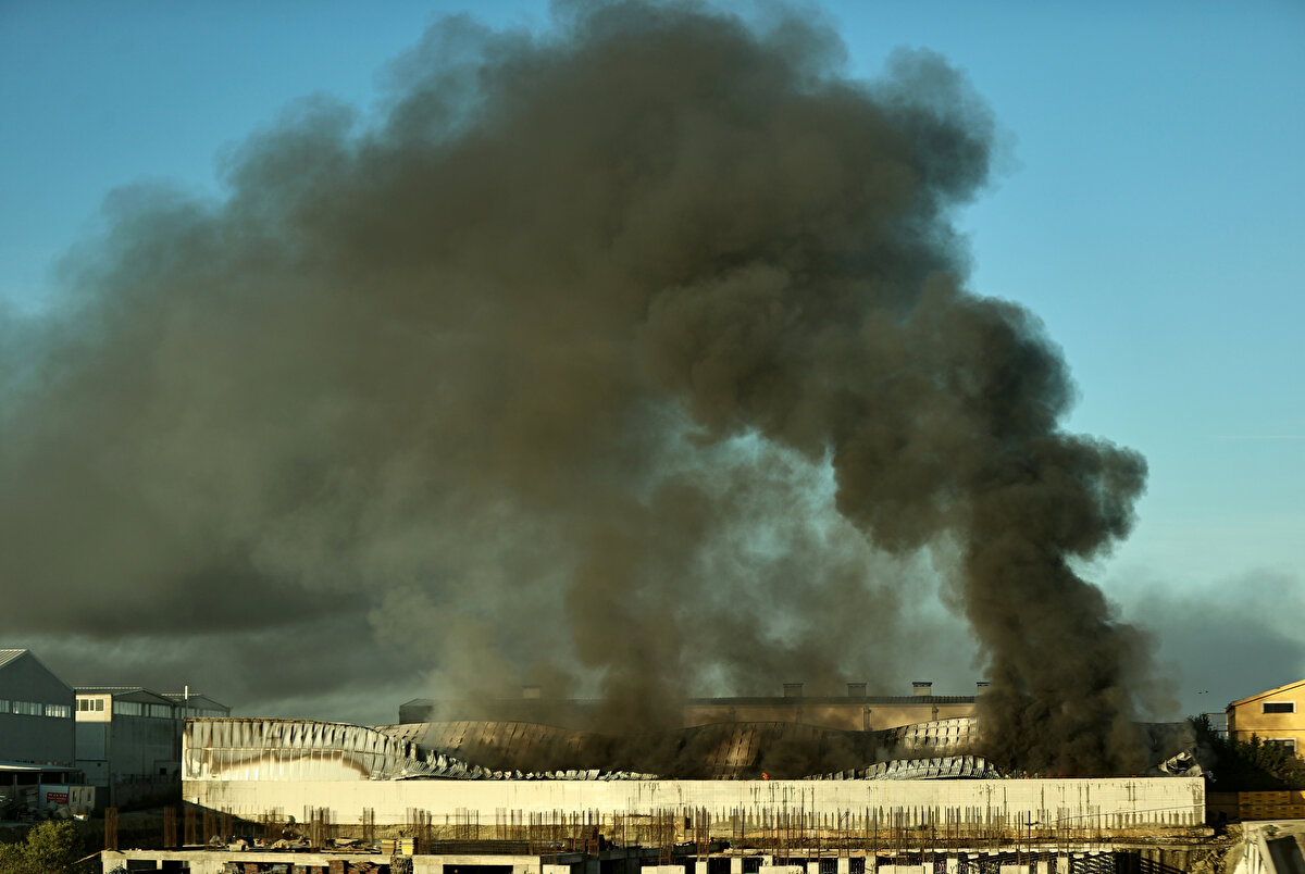  İhbar üzerine, olay yerine Silivri'den ve çevre ilçelerden çok sayıda itfaiye ekibi ile polis ve sağlık ekipleri sevk edildi.