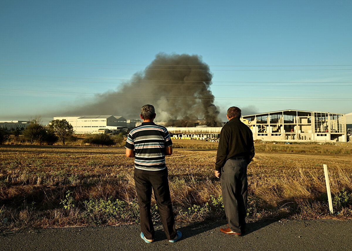 Fabrikadaki yanıcı maddeler dolayısıyla alevler kısa sürede büyürken, yangını görenler itfaiyeye haber verdi. 