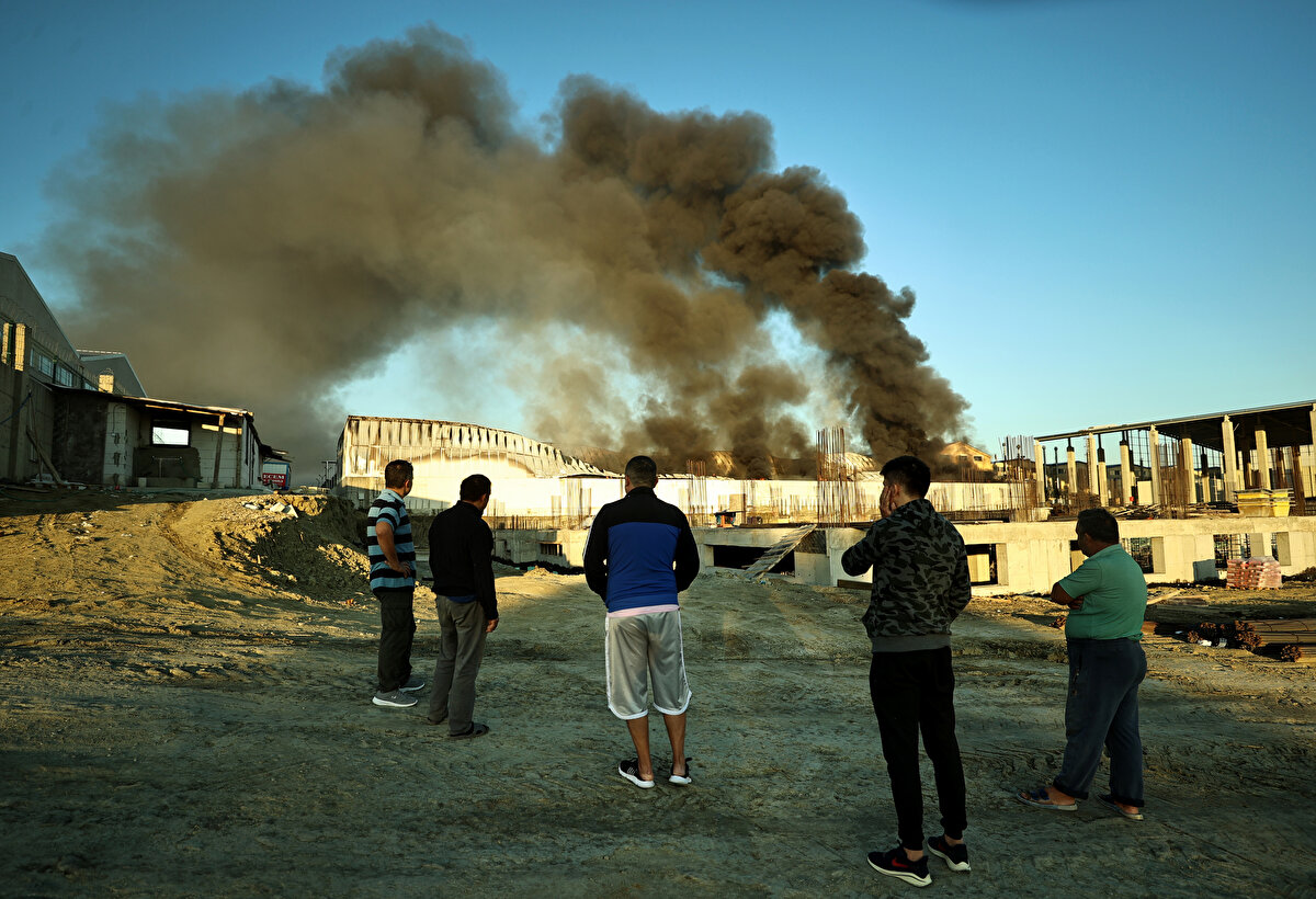 Öte yandan, polis ekipleri çevrede güvenlik önlemi alırken, sağlık ekipleri de olay yerinde hazır bekletiliyor. 