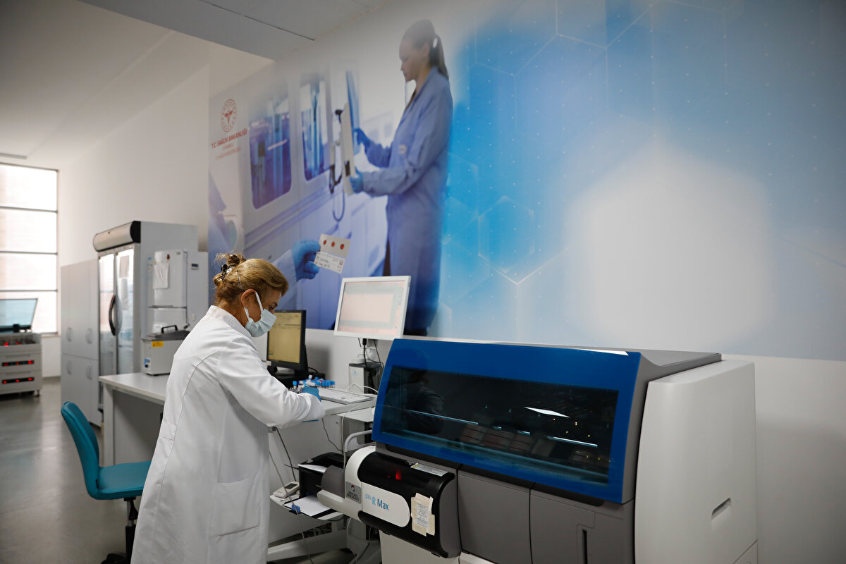 Stadyumlar, konser alanları, yolculuk durumlarında da aşısız olanların PCR negatifliğini göstermek durumunda olacağını belirten Doç. Dr. Kazezoğlu, yurt dışında bu gibi durumlarda tarama testi olarak PCR yerine hızlı antijen testlerinin kullanımıyla ilgili tartışmalar hakkında da şunları söyledi: