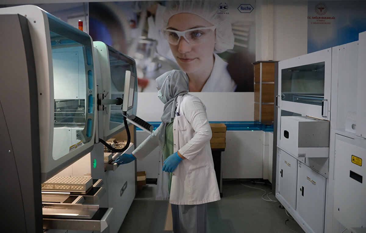 Pandeminin ilk başladığı Mart 2020'den bu yana her açıdan çok yol kat edildiğini söyleyen Doç. Dr. Kazezoğlu, "Biz İstanbul'da 2020 16 Mart tarihinde, günde 300-400 test kapasitesiyle çalışabiliyorduk. Ama bugün, özel sektörü de dahil ettiğimiz zaman 120-150 bin arası günlük PCR testi yapabilir durumdayız. Sonuç verme sürelerimize de yansıdı bu durum. Şu anda Kovid PCR test sonuçlarını maksimum 9 saatte verebiliyoruz ki, bu en yüksek süremiz. Ortalama 5-6 saat civarında sonuçlandırmış oluyoruz. " şeklinde konuştu.