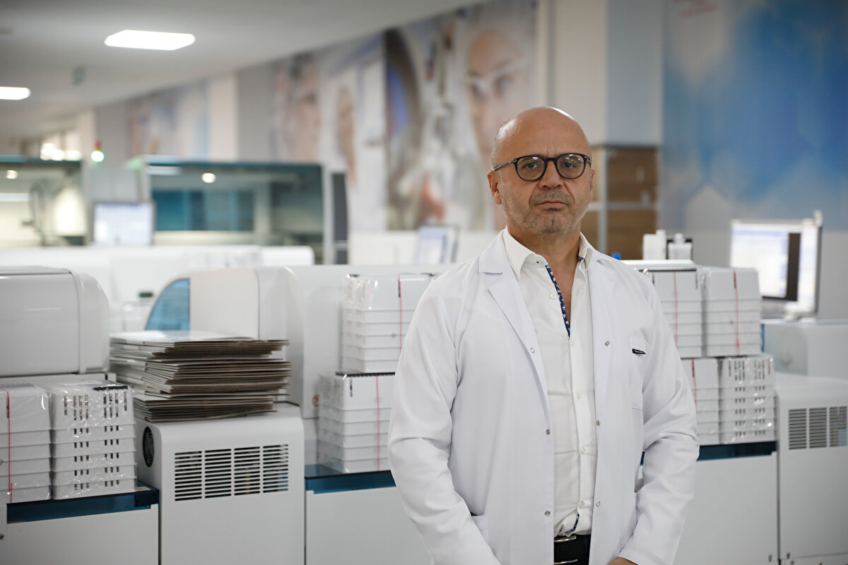 İstanbul İl Sağlık Müdürlüğü Laboratuvar Hizmetleri Komisyonu Başkanı ve Kanuni Sultan Süleyman Eğitim ve Araştırma Hastanesi Başhekim Yardımcısı Doç. Dr. Cemal Kazezoğlu, İstanbul'da günlük test kapasitesi bakımından bir sorun yaşanmayacağını ve şu anki altyapı ile eğitim personeli başta olmak üzere PCR test zorunluluğu olan her kesime testlerinin rahatlıkla yapılabileceğini söyledi.