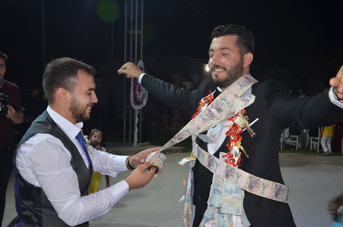 Şahin Madan, gazetecilere yaptığı açıklamada, sağdıç olduğu için damada işkence yapamadığını ifade ederek, Banknotları iki ayda biriktirdik. Eziyet olsun diye böyle bir şey yaptık. dedi.  