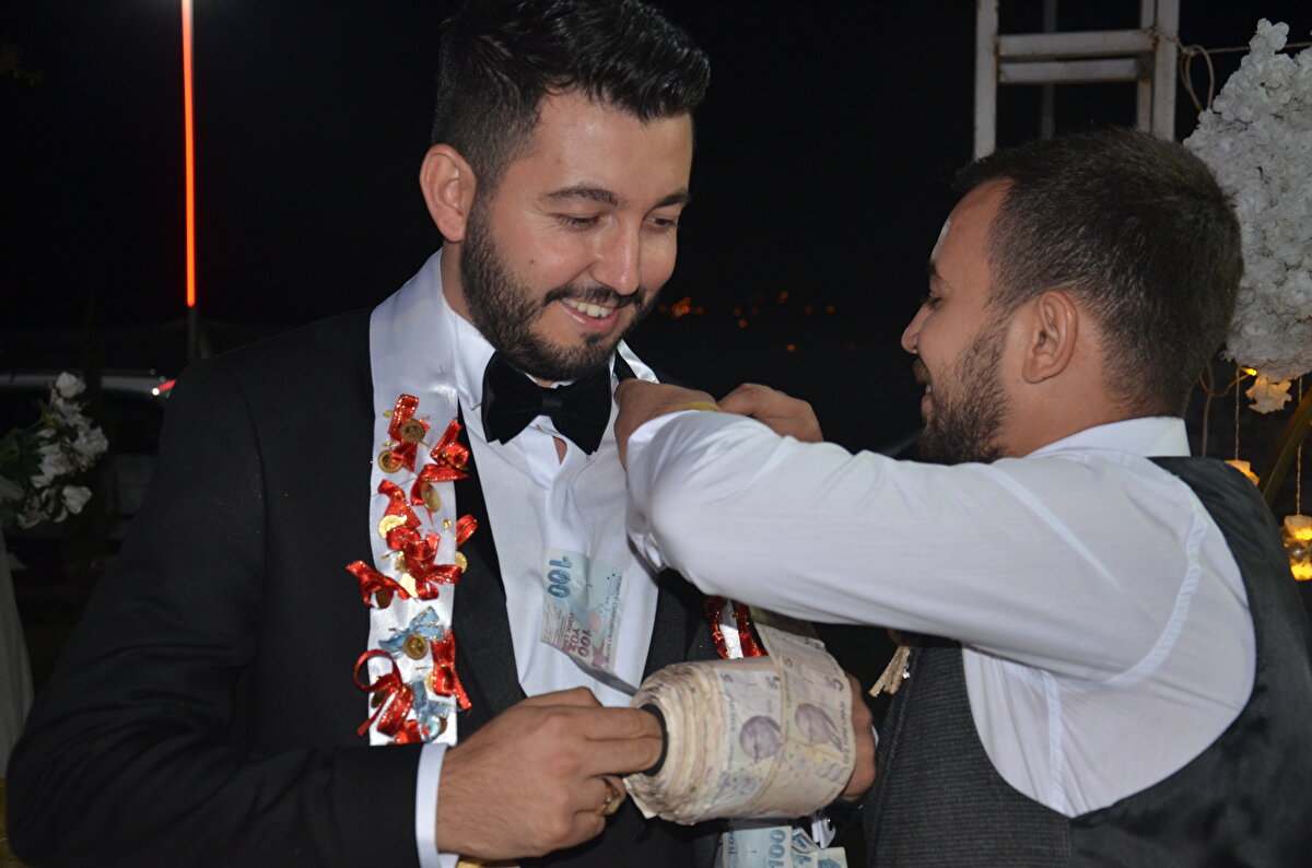 İncirliova Belediyesinde çalışan Necati Kaman ile Söke ilçesindeki bir fabrikada gıda teknikeri olarak çalışan Tuğçe Cengiz, kır bahçesinde düzenlenen törenle dünyaevine girdi.  