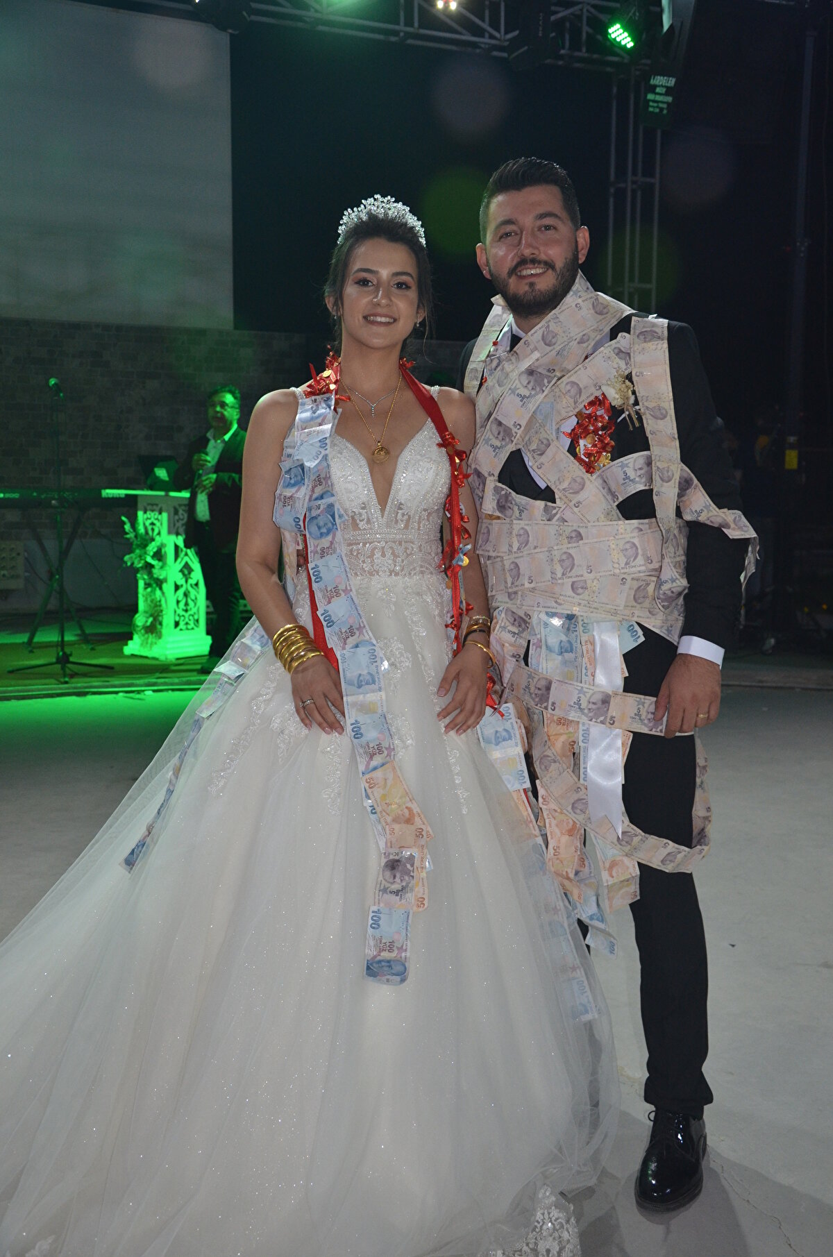 Vücudu banknotlarla kaplanan damat, arkadaşlarıyla karşılıklı oyun oynadı.  