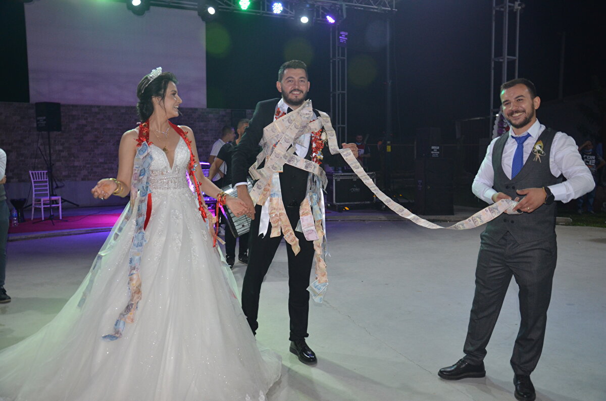 Damat Necati Kaman ise arkadaşlarının sürprizi karşısında mutluluğu ve şaşkınlığı bir arada yaşadığını ifade etti.  