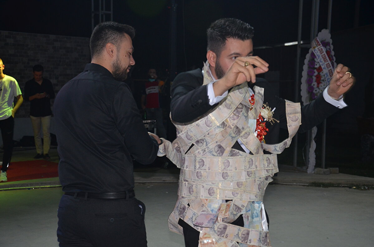 İki arkadaş, uzunluğu 60 metreyi bulan ve toplam değeri 1800 lira olan banknotları damadın vücuduna doladı.  