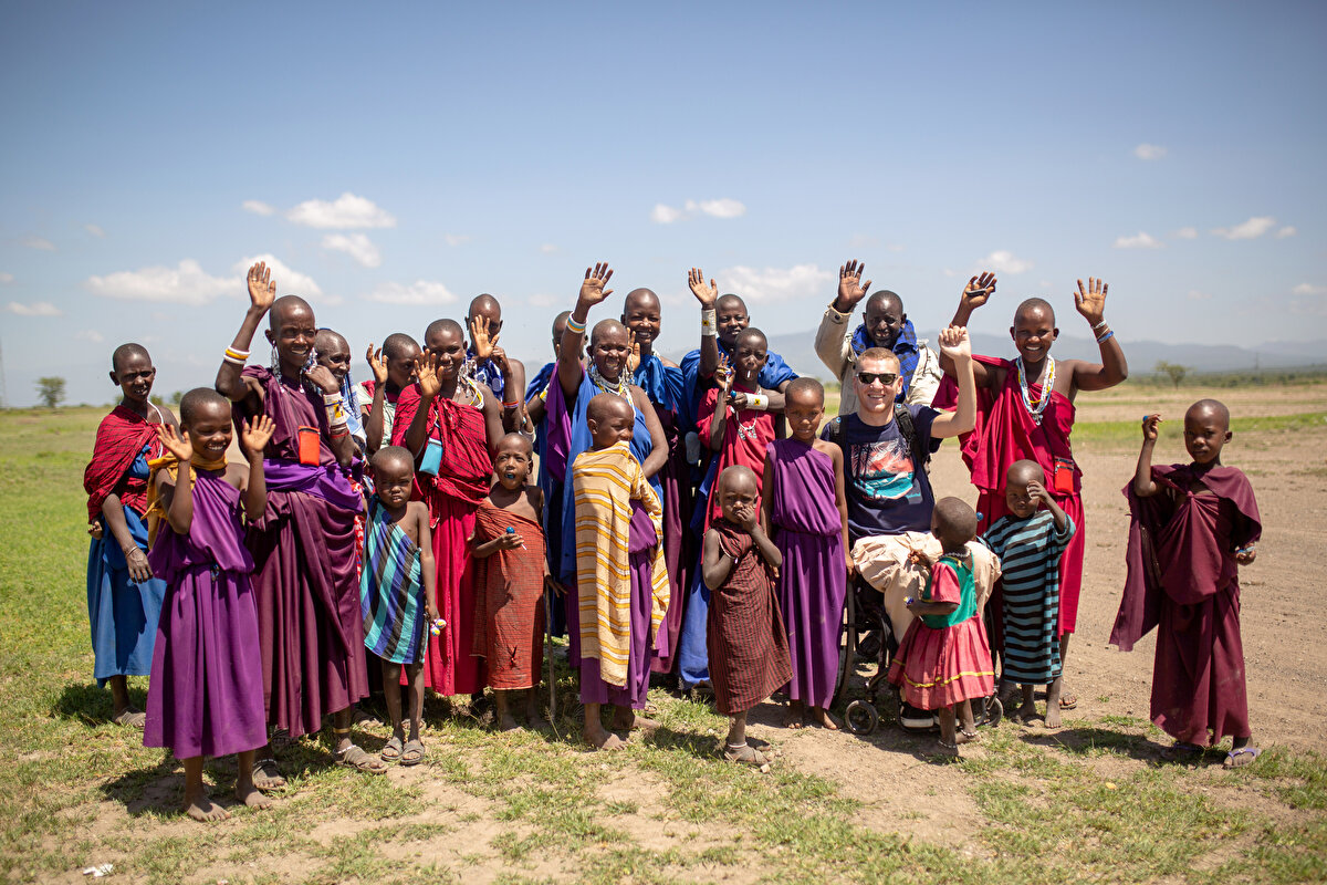 Kazadan sonra ilk yolculuğunu Bosna Hersek'in başkenti Saraybosna'ya yaptığını anlatan Skrobot, ardından Madrid ve Avrupa'nın farklı şehirlerini ziyaret ettiğini anlattı.
Avustralya seyahatinin beklediğinin aksine epey zor geçtiğini kaydeden Skrobot, "Avustralya, engelli bireylerin yaşamını kolaylaştıran ülkelerden biri olarak tanınıyor. Hatta 'engelli cenneti' olarak biliniyor fakat benim için hiç de öyle olmadı. Zira çalışan bir kişinin iş yerinde 20 kilogramdan büyük ağırlık kaldırması yasak. Bu nedenle otobüse binmeye çalışırken kimse bana yardımcı olmadı, olamadı. Halbuki Afrika'da beş dolar karşılığında istediğiniz yere gidebiliyorsunuz" diye konuştu.