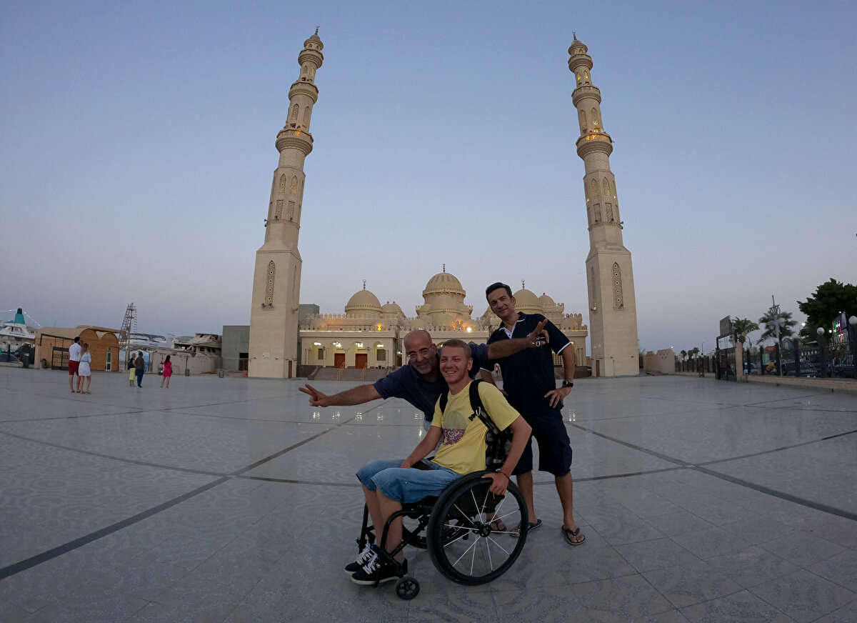 Yaklaşık 12 yıl önce geçirdiği bir kaza sonucu tetrapleji teşhisiyle tekerlekli sandalyeye mahkum olan Skrobot, "Sri Lanka'daki Pidurangala tapınağına çıkan ilk engelli birey oldum. Sonra Mısır, Fas ve Rusya'yı ziyaret ettim" dedi.