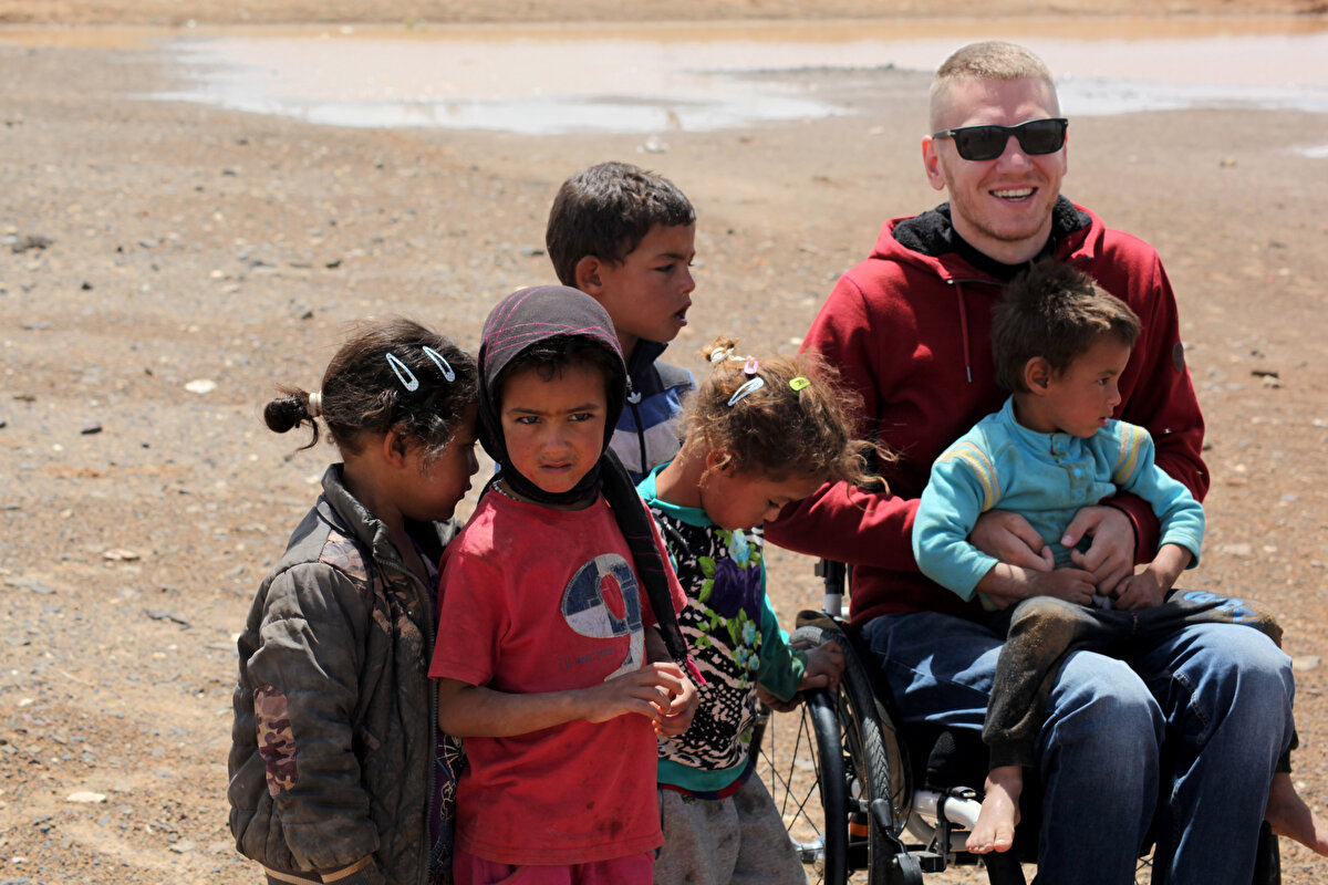 Skrobot, herkesin yolculuk yapmaya vakit bulabileceğine işaret ederek, "Mesele insanın önceliğinin ne olduğudur. Para konusu ise daha ucuz yolculuk yöntemiyle üstesinden gelinebilecek bir sorun. Miha isimli bir arkadaşım 2 bin 400 euroya Hindistan'a gidip orada 6 ay geçirdi. Bu fiyata uçak bileti de dahildi" dedi.