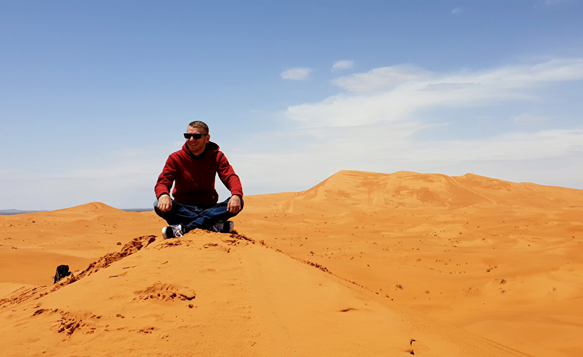 Engel tanımayan seyyah, yolculuklarında kendisine genellikle eski kız arkadaşı, kız kardeşi veya bir arkadaşının eşlik ettiğini aktararak, bazı yolculuklarını ise sosyal medya üzerinden tanıştığı kişilerle yaptığını ifade etti.
Gezip gördüğü yerler hakkında kitap yazmak istediğini dile getiren Skrobot, "Mısır'dayken tekerlekli sandalyemin bir parçası ayak bileğime batmıştı. Vücudumun alt kısmında his kaybı yaşadığım için yaralandığımı fark etmedim. Bana eşlik eden kız kardeşim bir süre sonra bacağımın kanadığını görünce anladık. Yolculuklarda sık sık yaralanıyorum ama bu yolculuk yapmama engel olmuyor" diye konuştu.