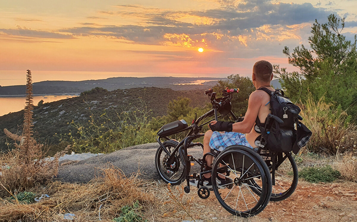 Gezip gördüğü yerlerden en çok Ürdün ve Mısır'ı beğendiğini söyleyen Skrobot, "Fakat çölde tekerlekli sandalyeyle ilerlemek çok zor oluyor. Tekerlekler kuma batıyor" dedi.
Farklı kültür ve topluluklarla tanışmayı sevdiğini dile getiren Skrobot, "Yeni bir ülkeye gittiğimde kendimi özgür hissediyorum. Tekerlekli sandalyede olduğumu unutuyorum. Kendimi hayal dünyasının ortasında buluyorum" diye konuştu.