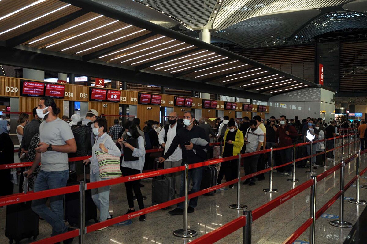 HES uygulaması üzerinden gerekli izinleri vermeyi unutan yolculara ise görevliler yardımcı olurken, aşı sürecini tamamlamamış ve negatif PCR testi bulunmayan yolcuların uçuşlarına izin verilmedi.  Test yaptırmak isteyen yolcular ise İstanbul Havalimanı'ndaki test merkezine yönlendirildiler.