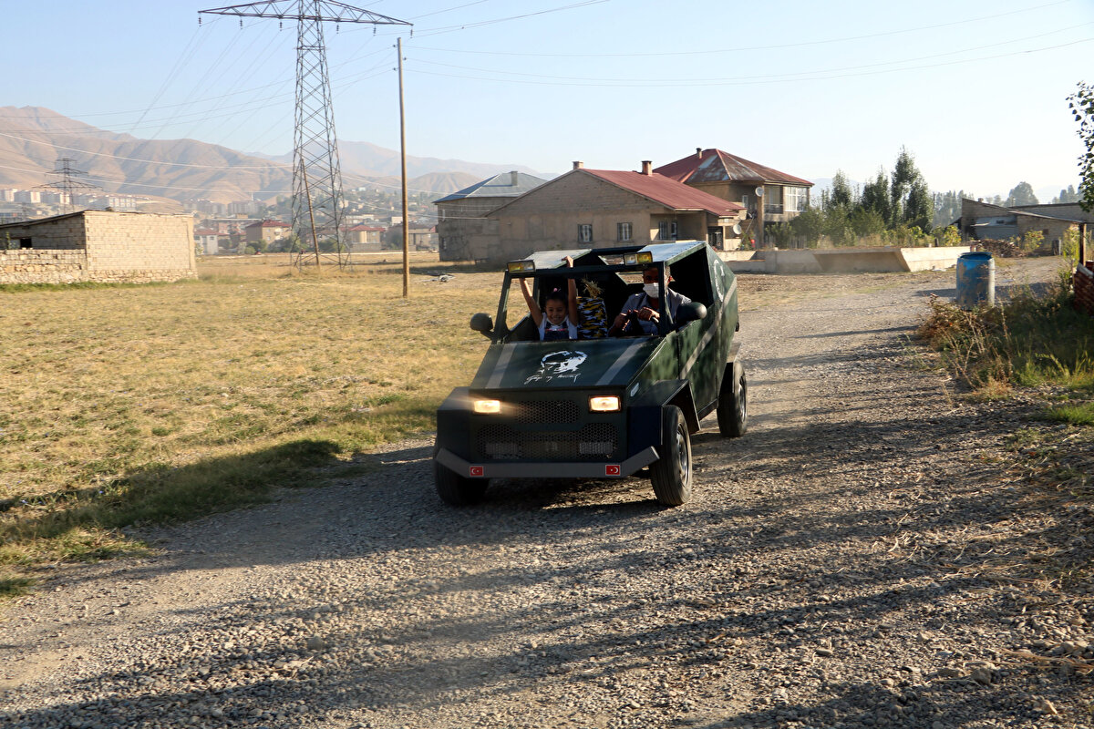 Yüksekova'nın Yeni Mahalle semtinde yaşayan ve bugüne kadar F-16 savaş uçağı, Aylan ve Ümran Bebek, Seyit Onbaşı ve Anıtkabir’i görmeyen kızı için geçen yıl ocak ayında eksi 20 derecede çalışarak 'kardan Anıtkabir' ve 'Aslanlı Yol' yapan inşaat işçisi Mehmet Şerif Karahan (38), bu kez de yaklaşık 40 bin lira harcayarak hurda parçalardan araç yaptı.