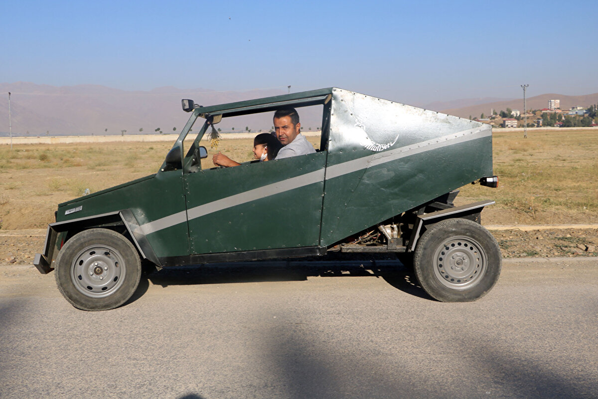 Karahan, 750 kilo ağırlığında, 25 beygir gücüne sahip ve 60 kilometre hıza ulaşabilen aracın yapımını 1,5 yılda bitirdi. Karahan, 'Hummer'a benzettiği aracının 20 litre benzinle yaklaşık 150 kilometre gidebildiğini söyledi.