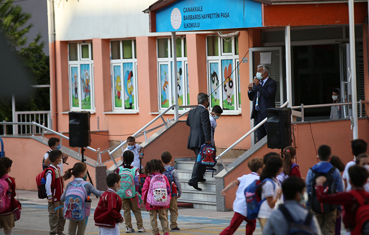 Türkiye'nin birçok noktasında öğrenciler veliler ile birlikte sabah saatlerinde okulun yolunu tuttu.