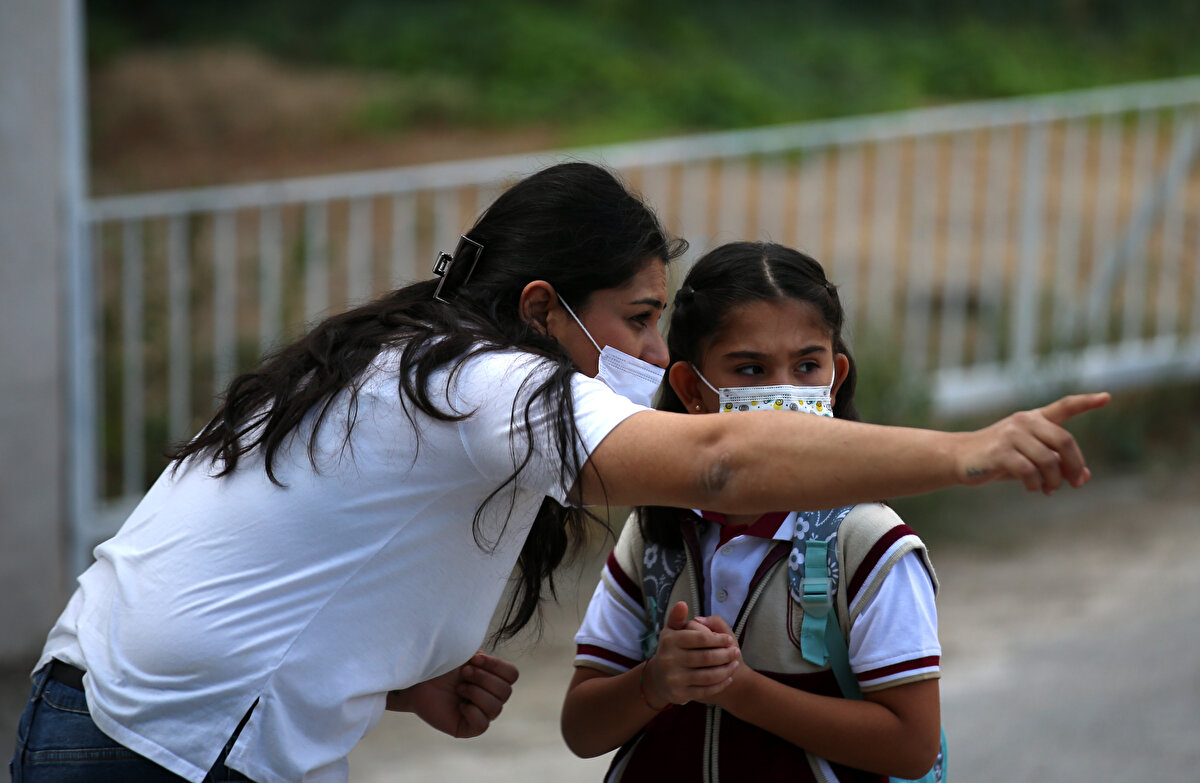 Ülke genelinde tüm kademe ve sınıf seviyelerindeki yaklaşık 18 milyon öğrenci ile 1 milyonun üzerinde öğretmen, salgın öncesinde olduğu gibi haftada 5 gün yüz yüze eğitime katılacak. Yüz yüze eğitimin başlamasıyla Türkiye genelindeki okul ve kurumlarda Covid-19 tedbirleri alınarak kantinler, yemekhaneler ve pansiyonlar da açılıyor.