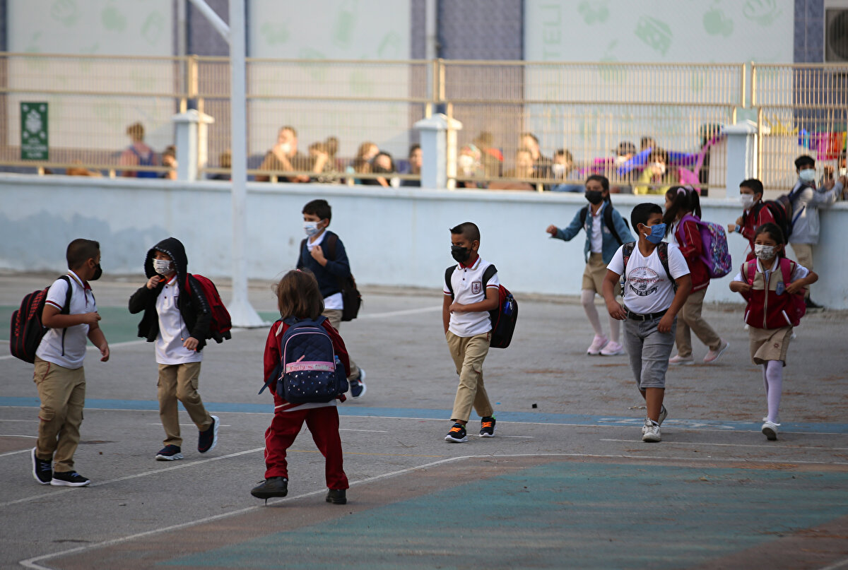 Yeni eğitim öğretim yılı hazırlıkları kapsamında okul öncesi ve ilkokul birinci sınıf öğrencileri, 1-3 Eylül'de okullarda yüz yüze yürütülen uyum eğitimine katıldı. Bu çerçevede, 165 bin 450 öğretmen tarafından toplam 2 milyon 359 bin 422 öğrenciye uyum eğitimleri verildi.